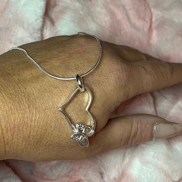 The Butterfly Heart Pendant in 925 silver on 18” snake chain. - Picture 4 of 7